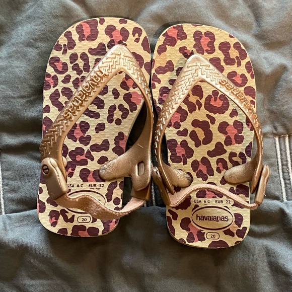 Havaianas Other - Havaianas Baby Sandals Gold Size 6
